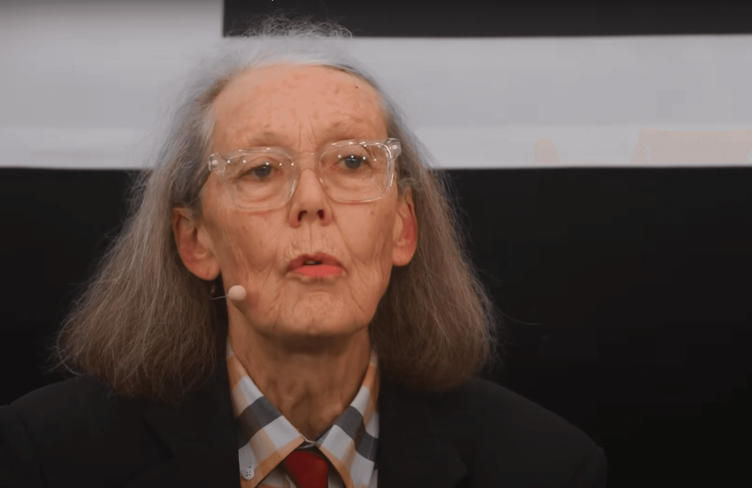 Anne Carson: «La vida no es justa, pero el boxeo me enseñó que la atención salva»
